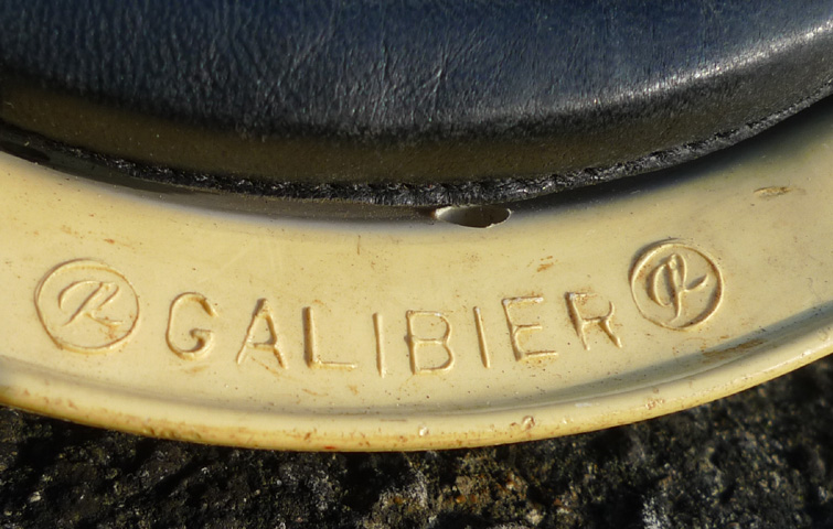Casque Galibier : sur le rebord, poinçonné et marqué en relief.